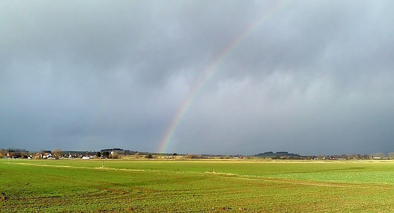 Landschaft mit Regenbogen