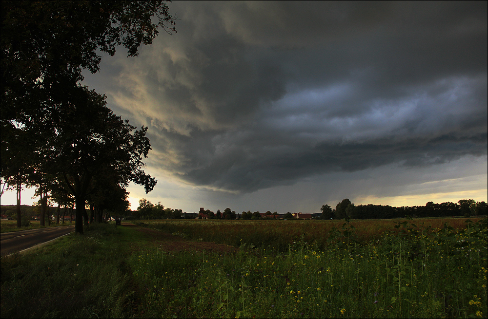 Landschaft mit Regenwolke.