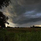 Landschaft mit Regenwolke.