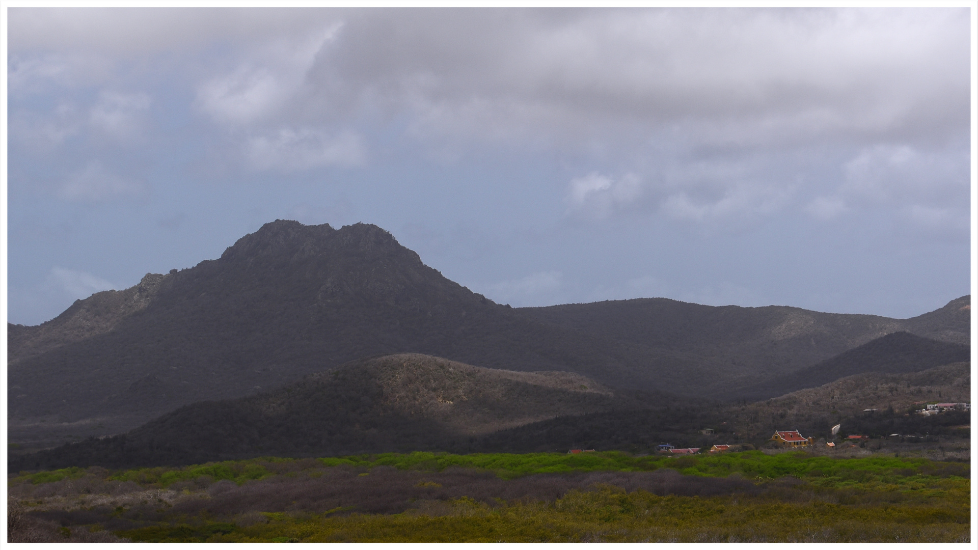 Landschaft mit roten Dächern