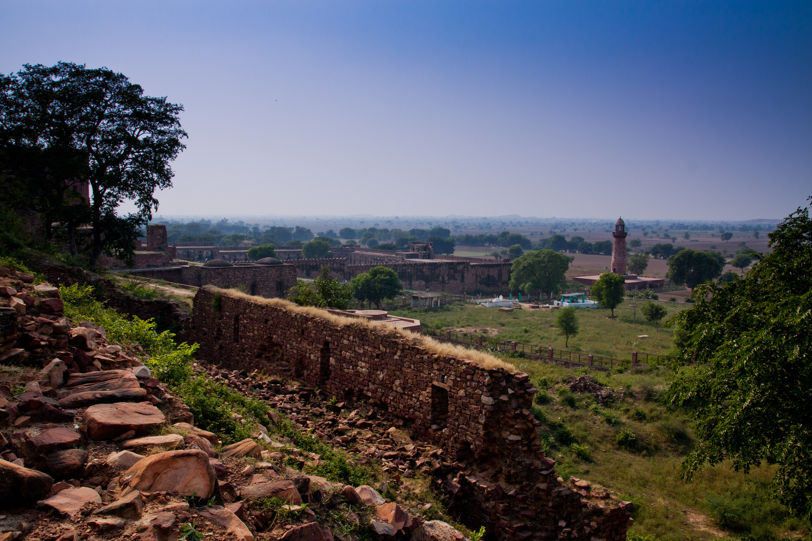 Landschaft mit Ruinen bei Fathepur Sikri