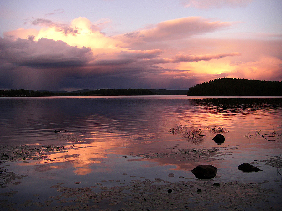 landschaft mit see in rot gehalten