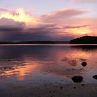 landschaft mit see in rot gehalten