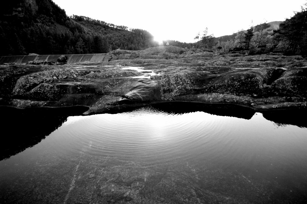 Landschaft mit Stein u. Wasser