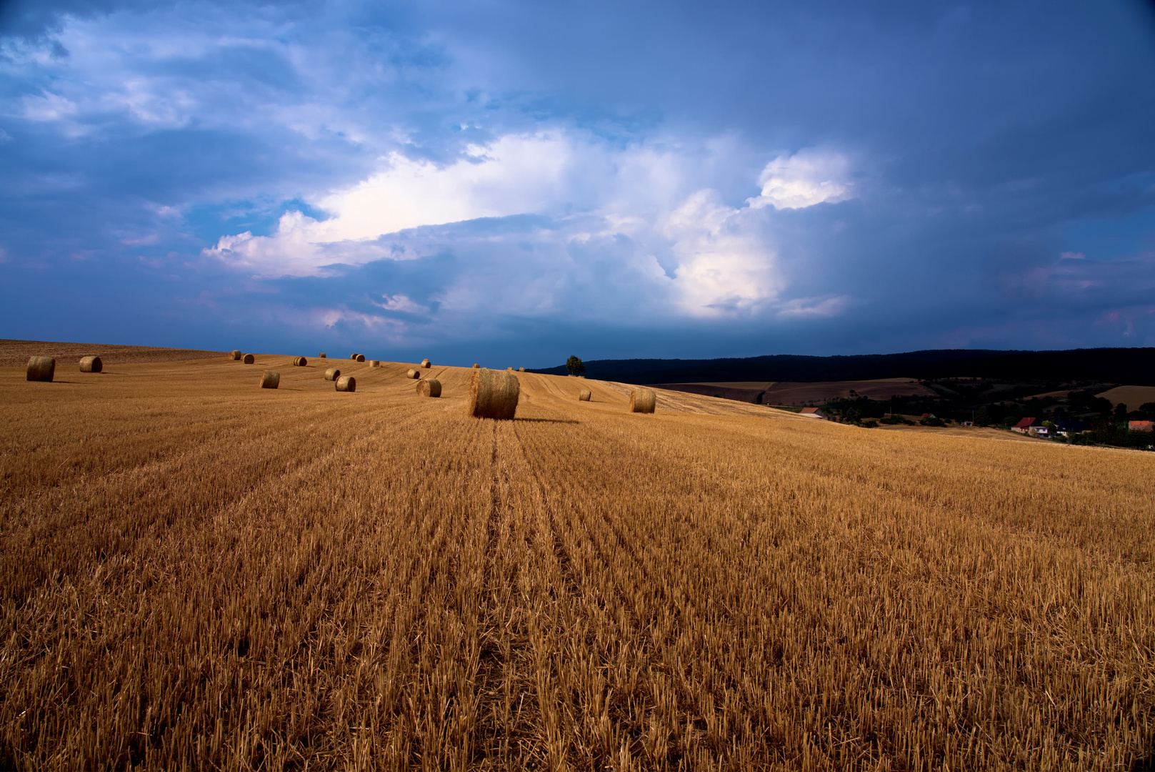 Landschaft mit Strohrollen