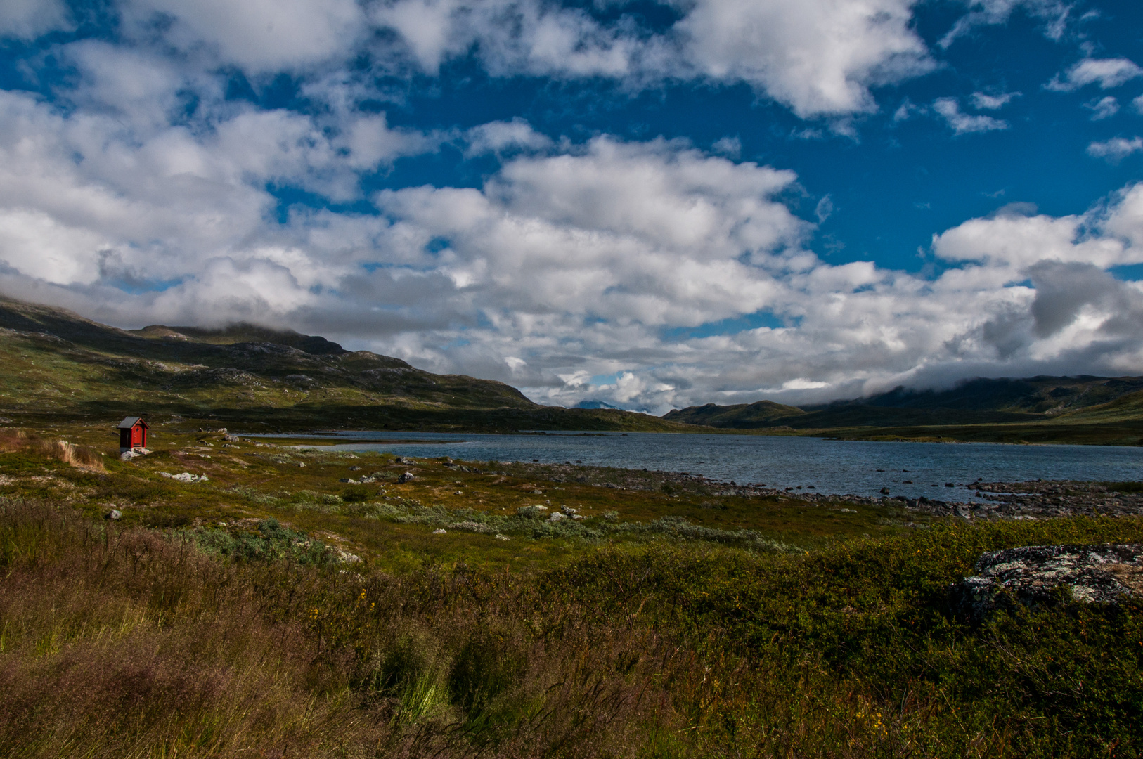 Landschaft mit Toilettenhäuschen