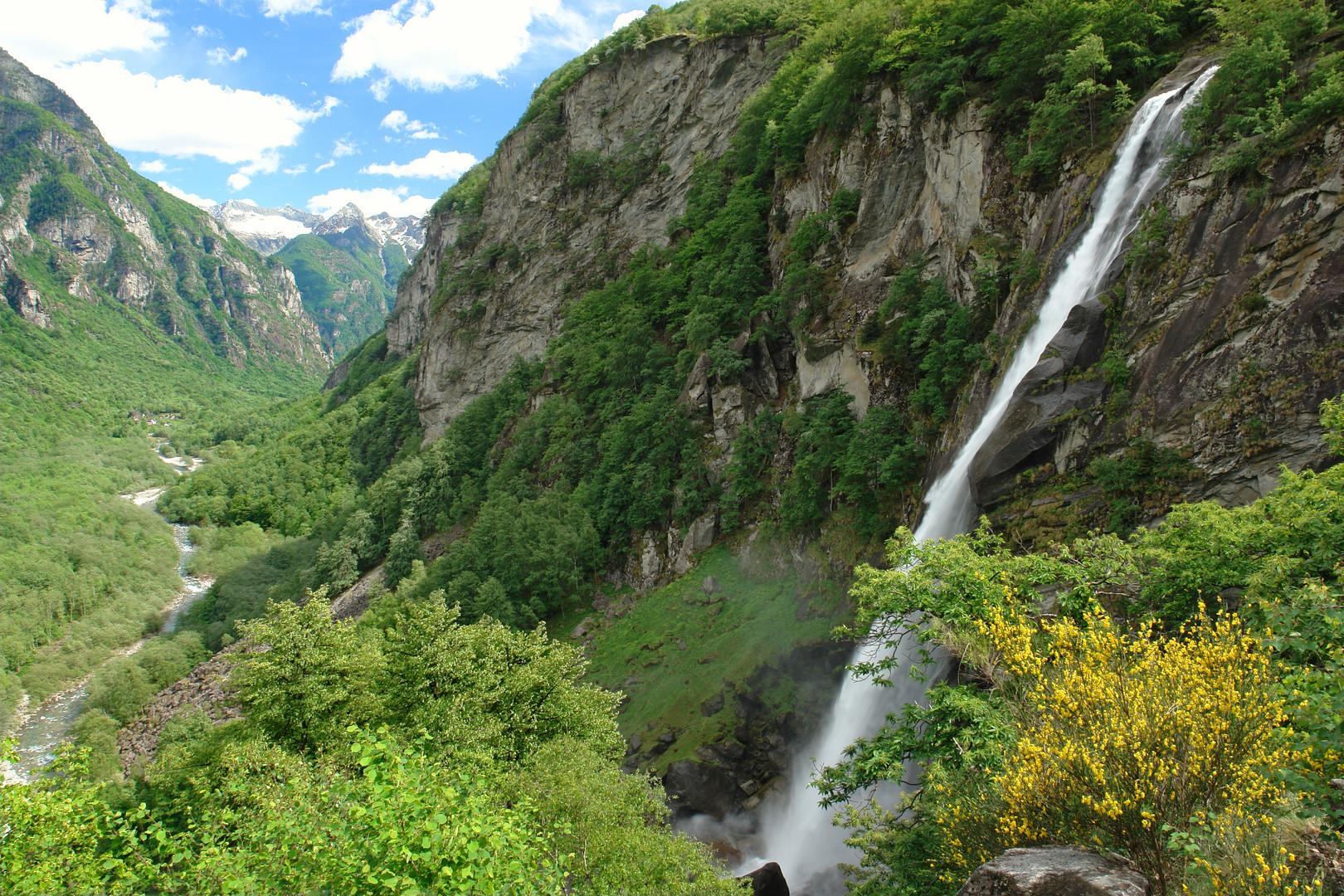 Landschaft mit Wasserfall