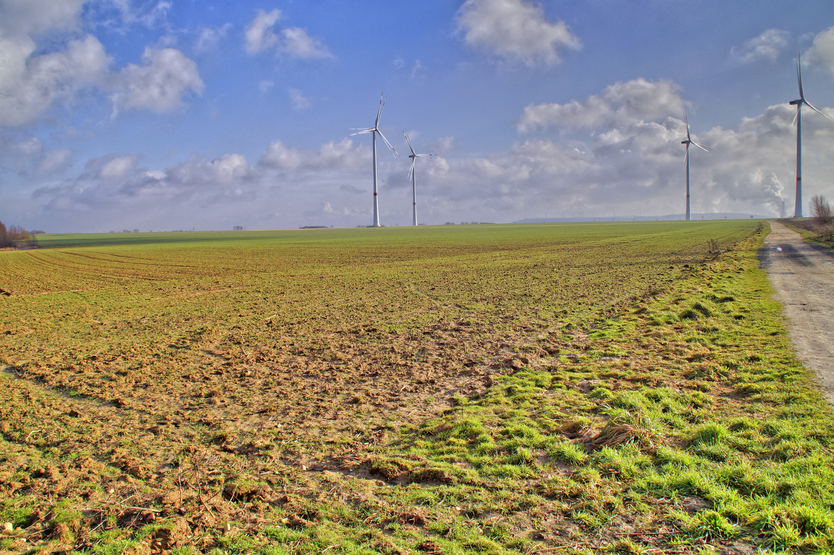 Landschaft mit Windrädern