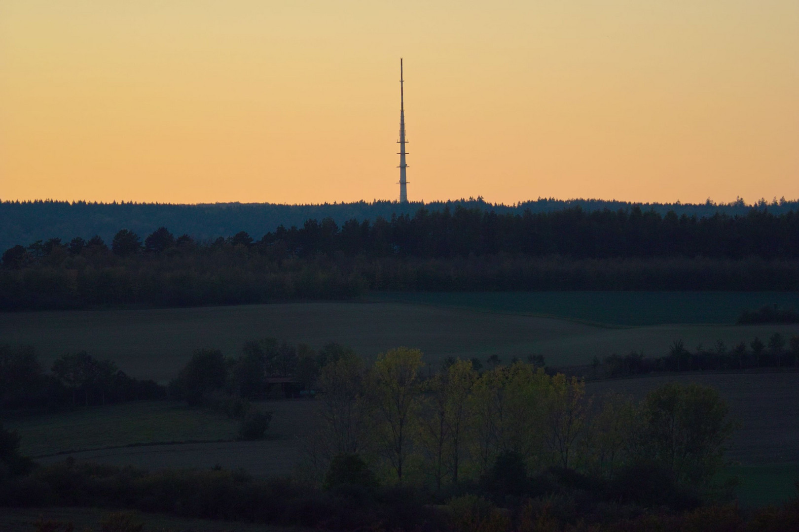 Landschaft nach Sonnenuntergang. Der Solling.