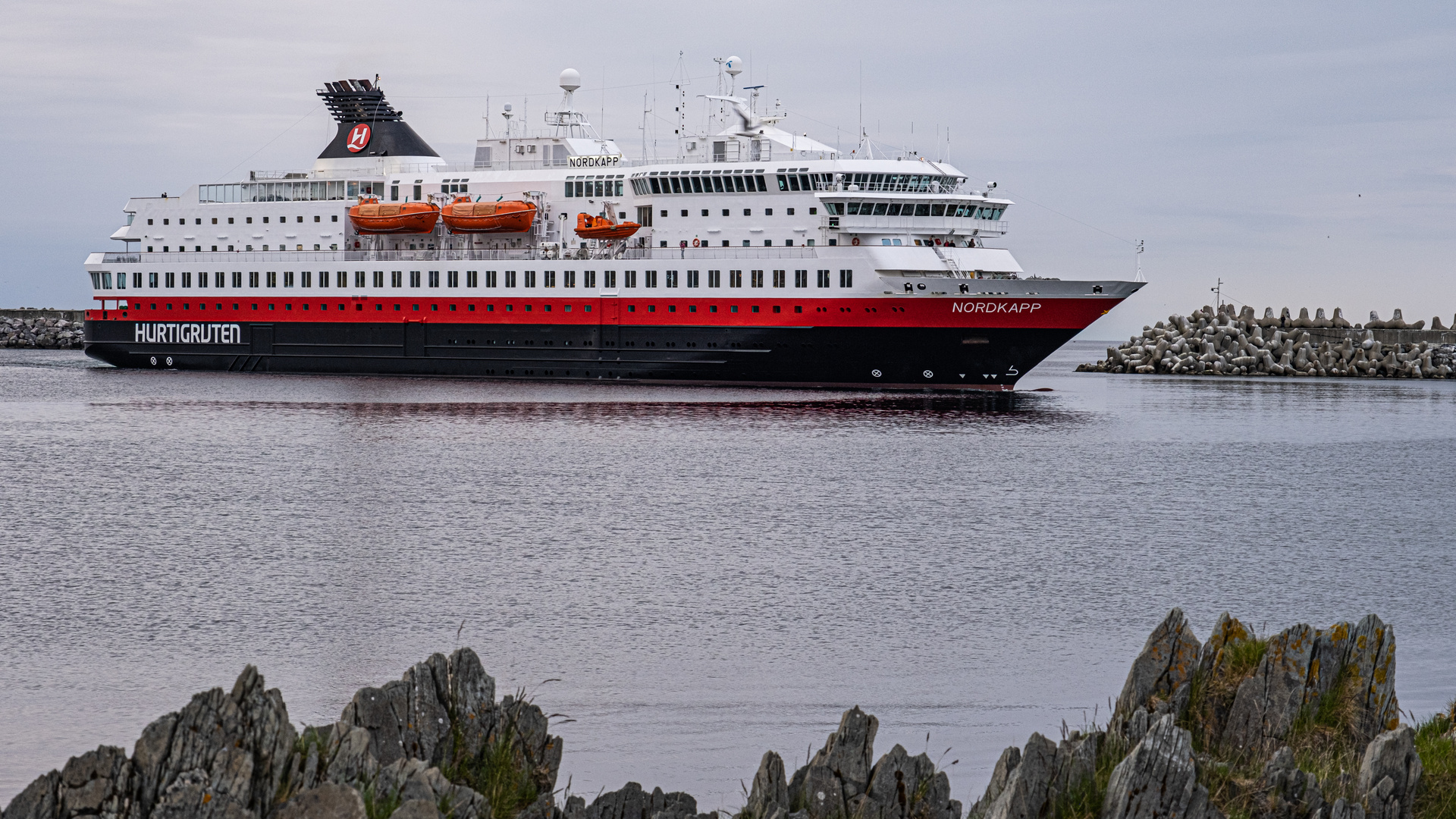 Landschaft Norwegen Einfahrt Nordkapp der Hurtigroute in Berlevåg