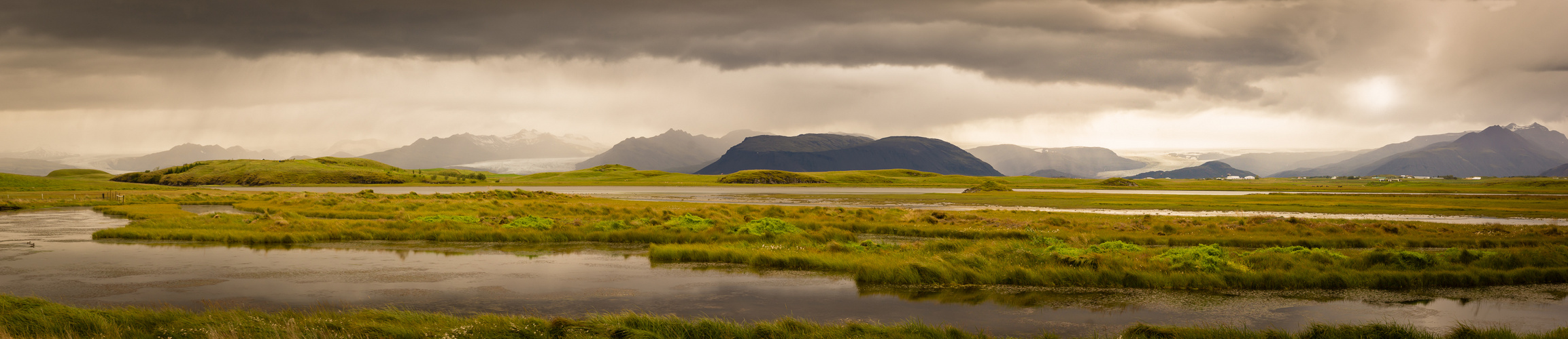 Landschaft pur mit  Gletscherzungen im Hintergrund