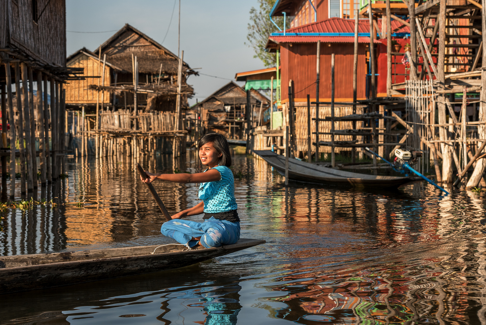 Landschaft und Häuser am Inle Lake