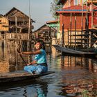 Landschaft und Häuser am Inle Lake