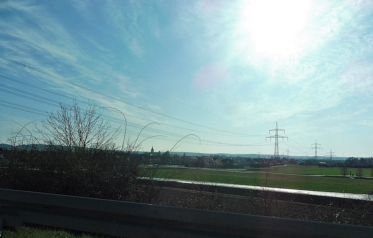 Landschaft unter blauen Himmel