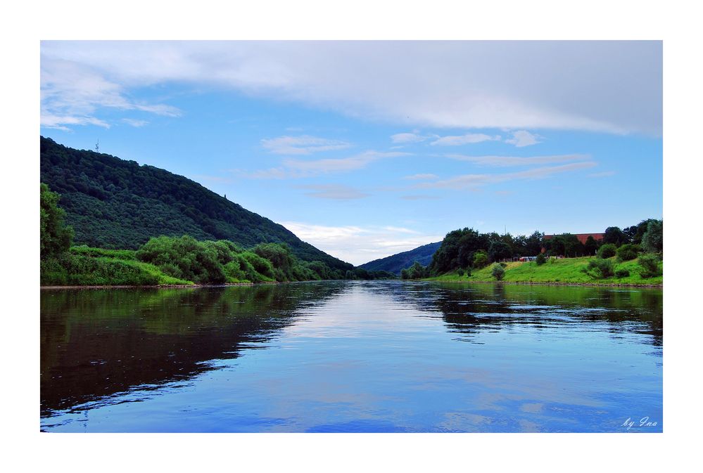 Landschaft von der Weser aus betrachtet.