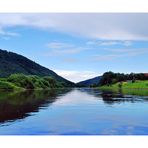 Landschaft von der Weser aus betrachtet.