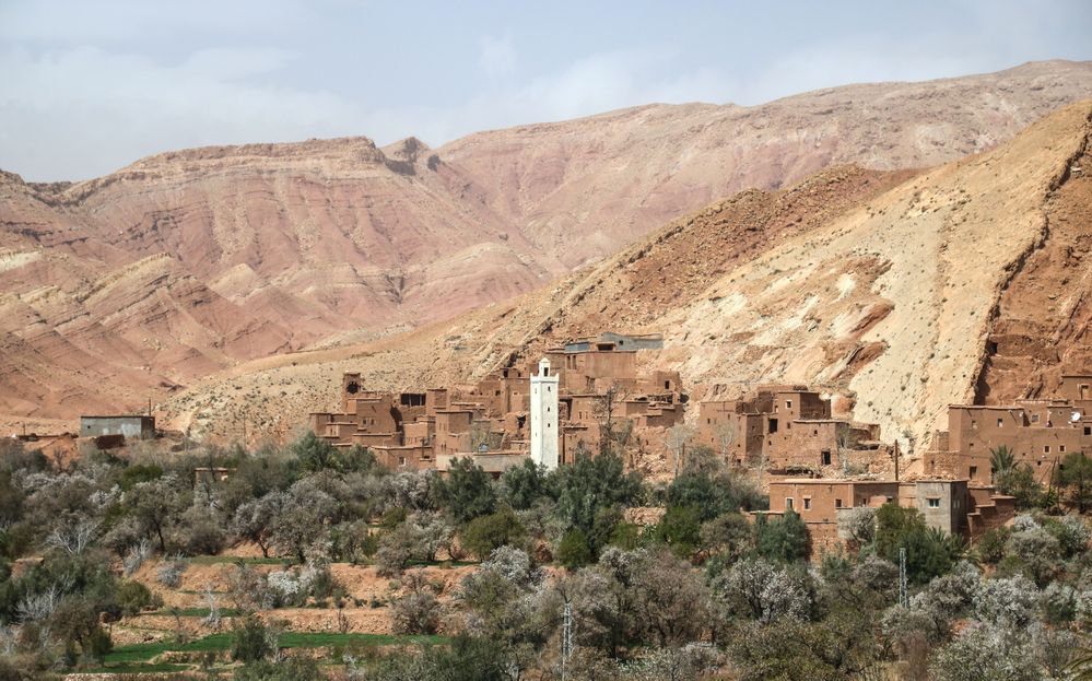 Landschaft weisser Turm maroc