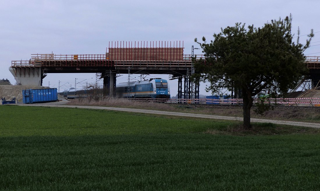 Landschaften, Installationen und Sinn-Reich-Tümeln