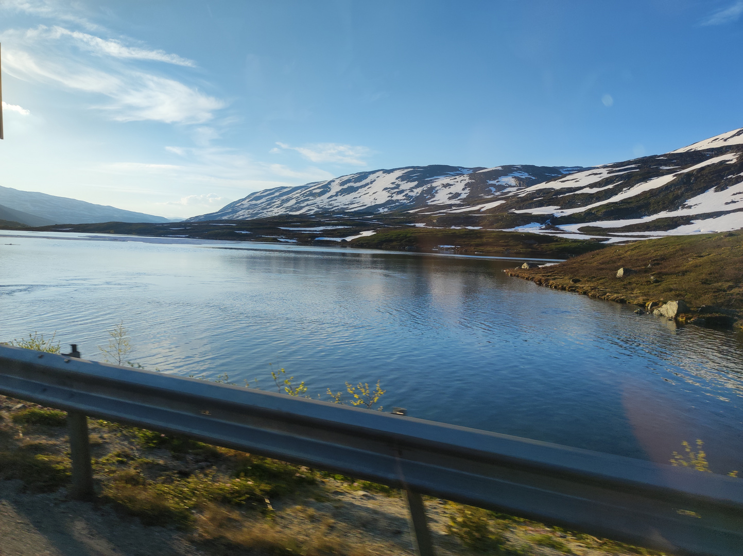 Landschaften vom Auto aus gesehen durch Norwegen.