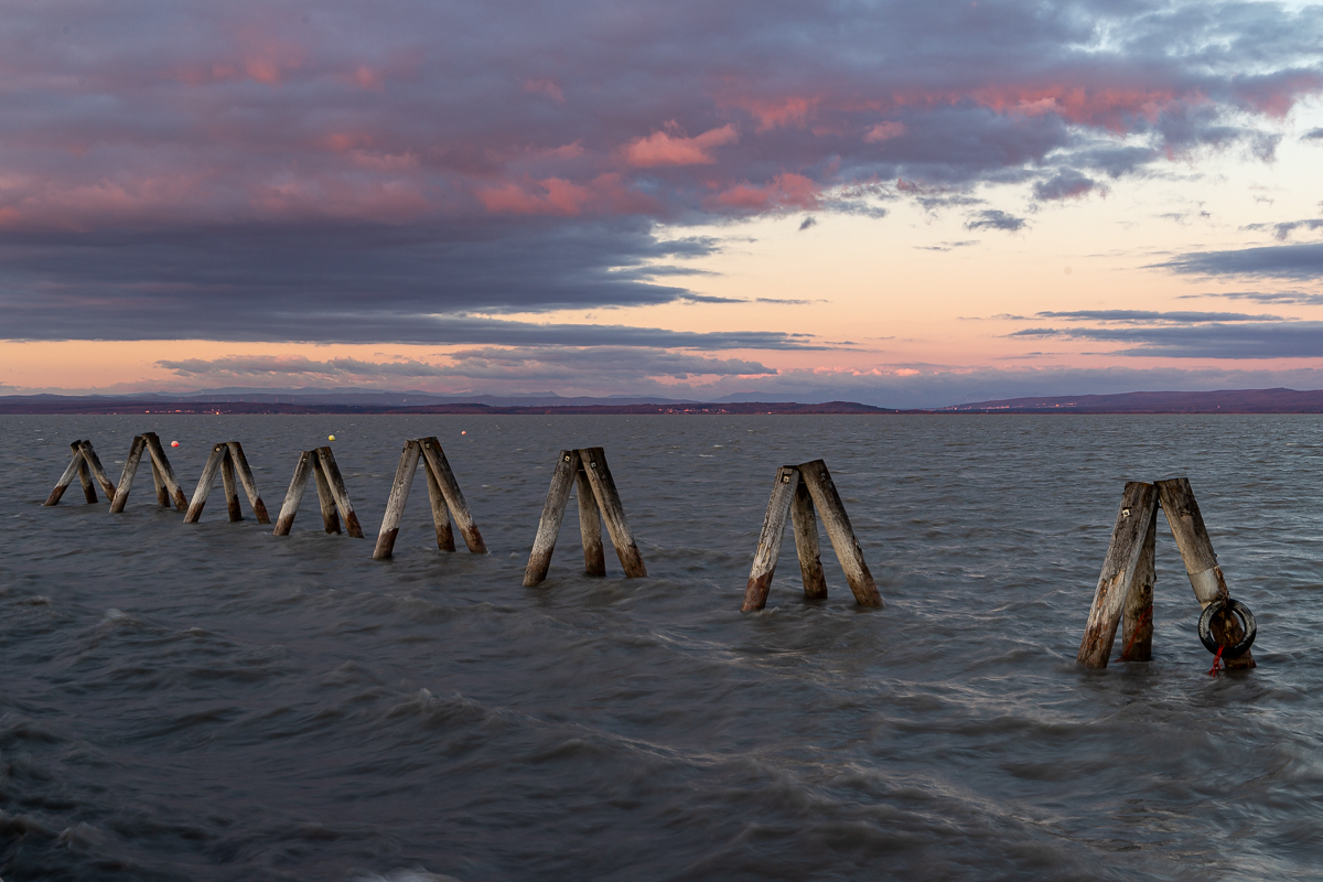 Landschaftsaufnahme von Neusiedlersee zur blauen Stunde.            