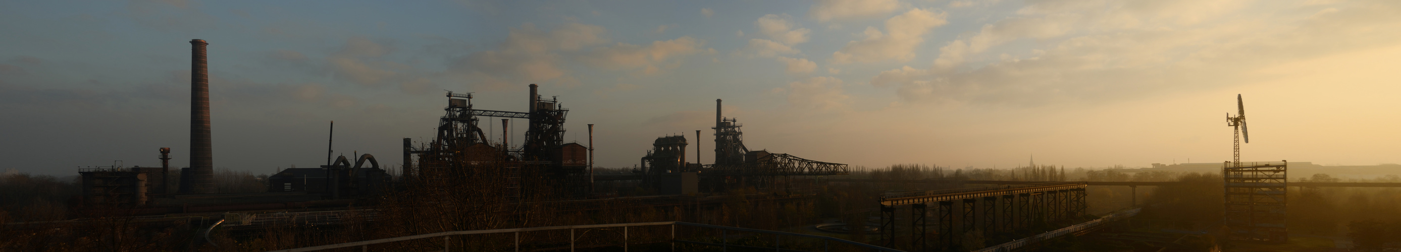 Landschaftspark bei Wintersonnenuntergang