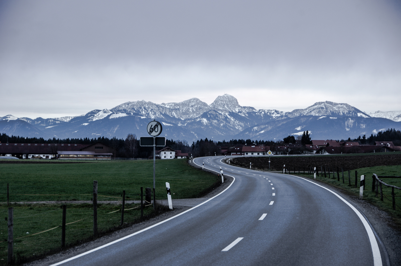 Landstraße bei Hörmating (Bayern).