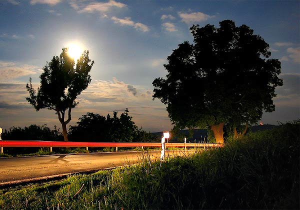 Landstrasse bei Nacht