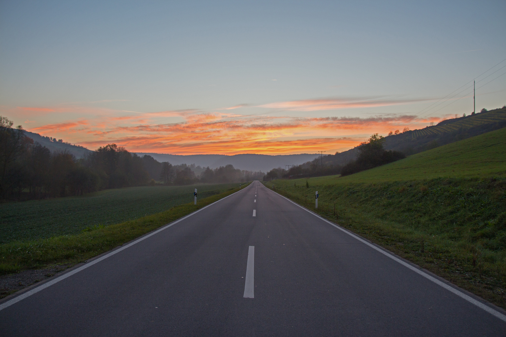 Landstraße bei Sonnenuntergang