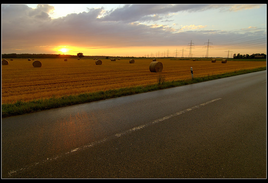 Landstraße bei Sonnenuntergang