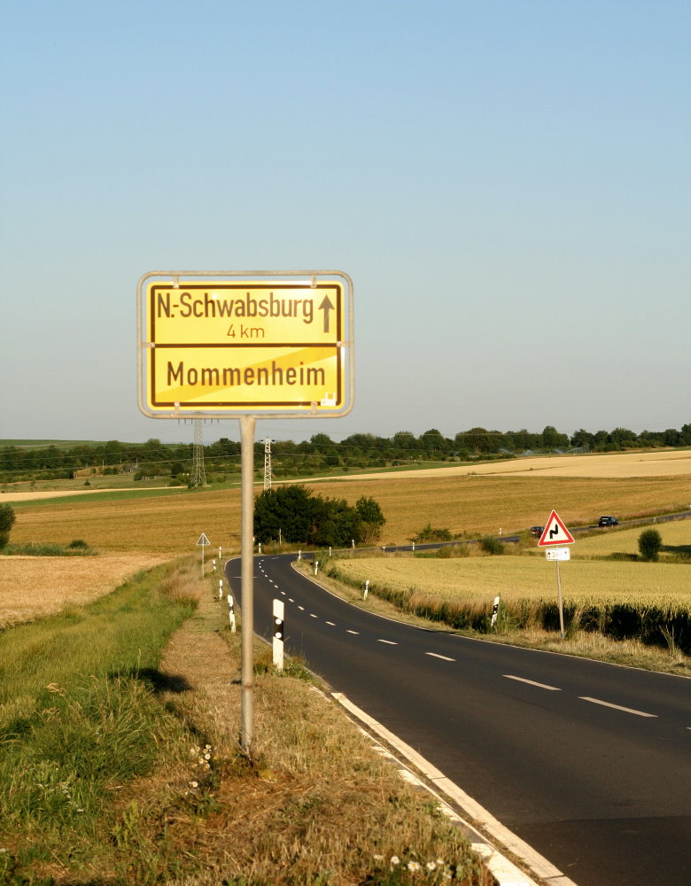 Landstrasse durch das Rheinhessische Hügelland