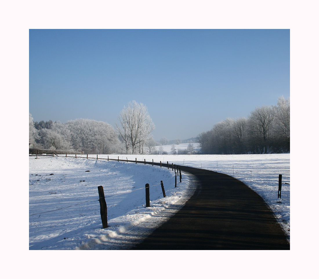 Landstrasse durch den Winter