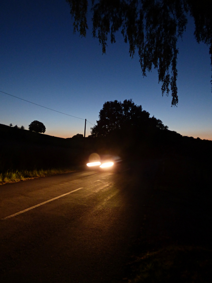 Landstraße im Abendlicht