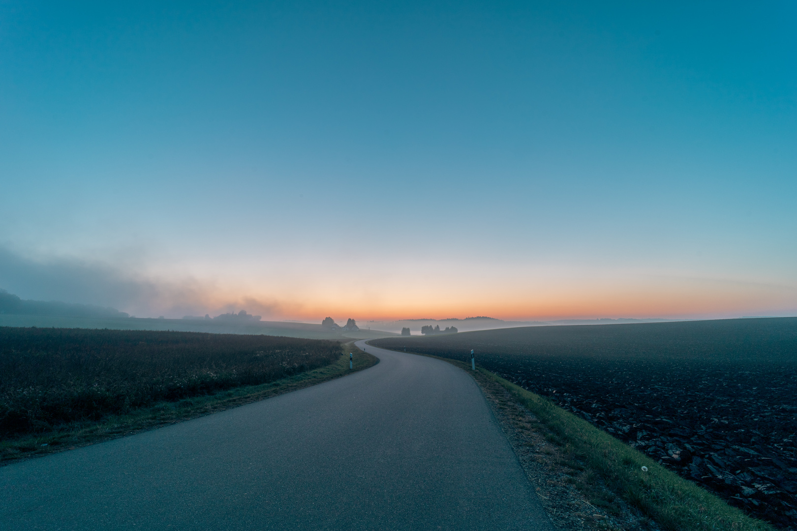 Landstraße im Morgendunst