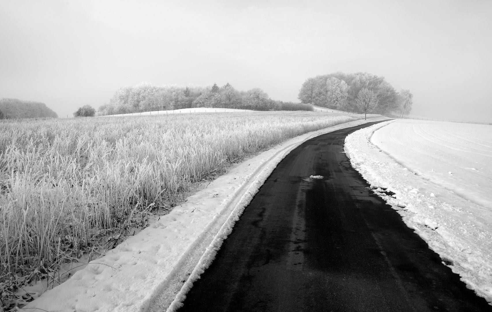 Landstrasse im Schnee