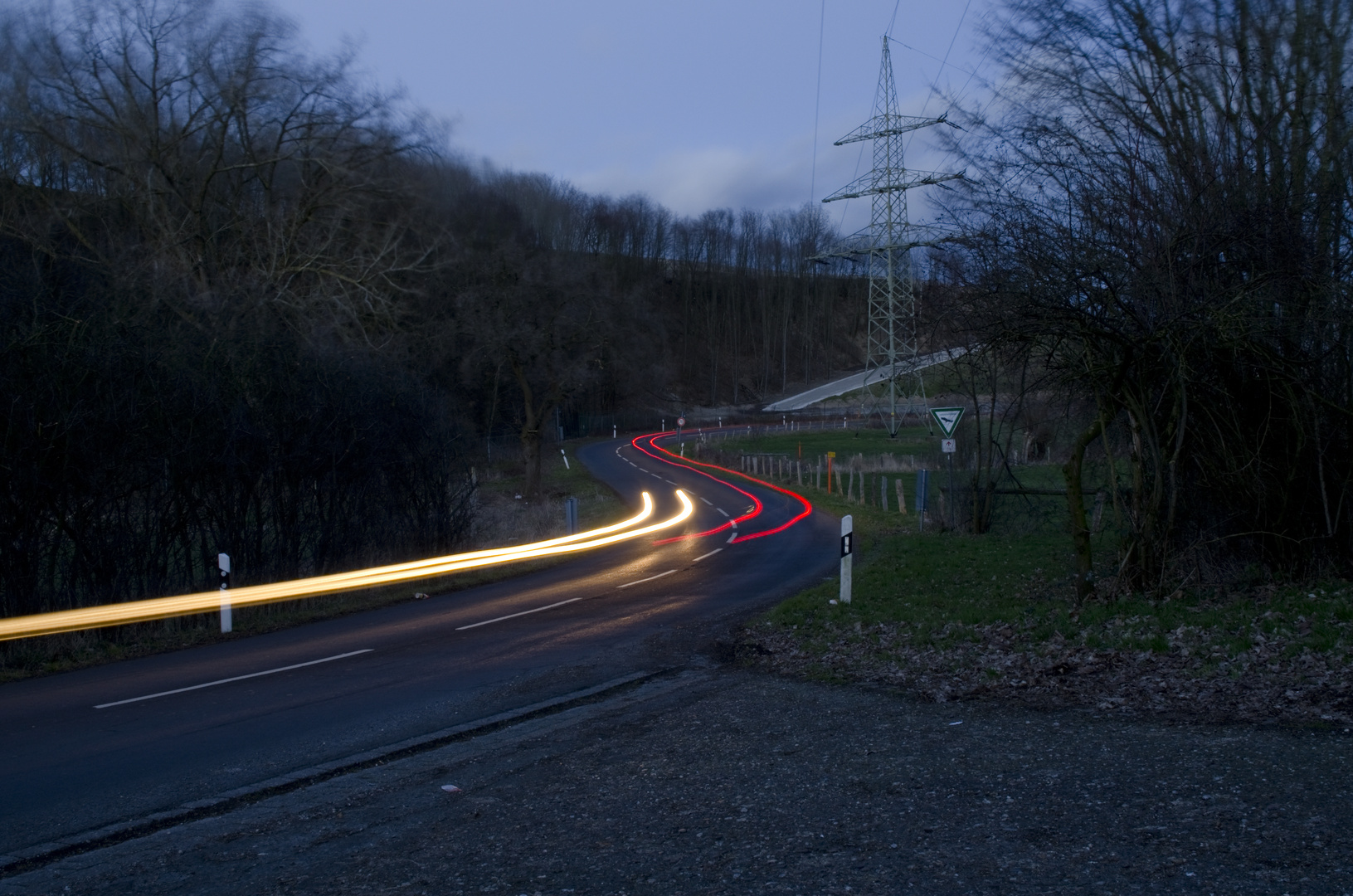 Landstrasse in der blauen Stunde