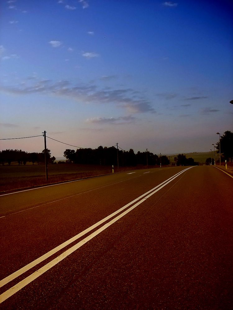 Landstraße Irgendwo. von JuleK. 