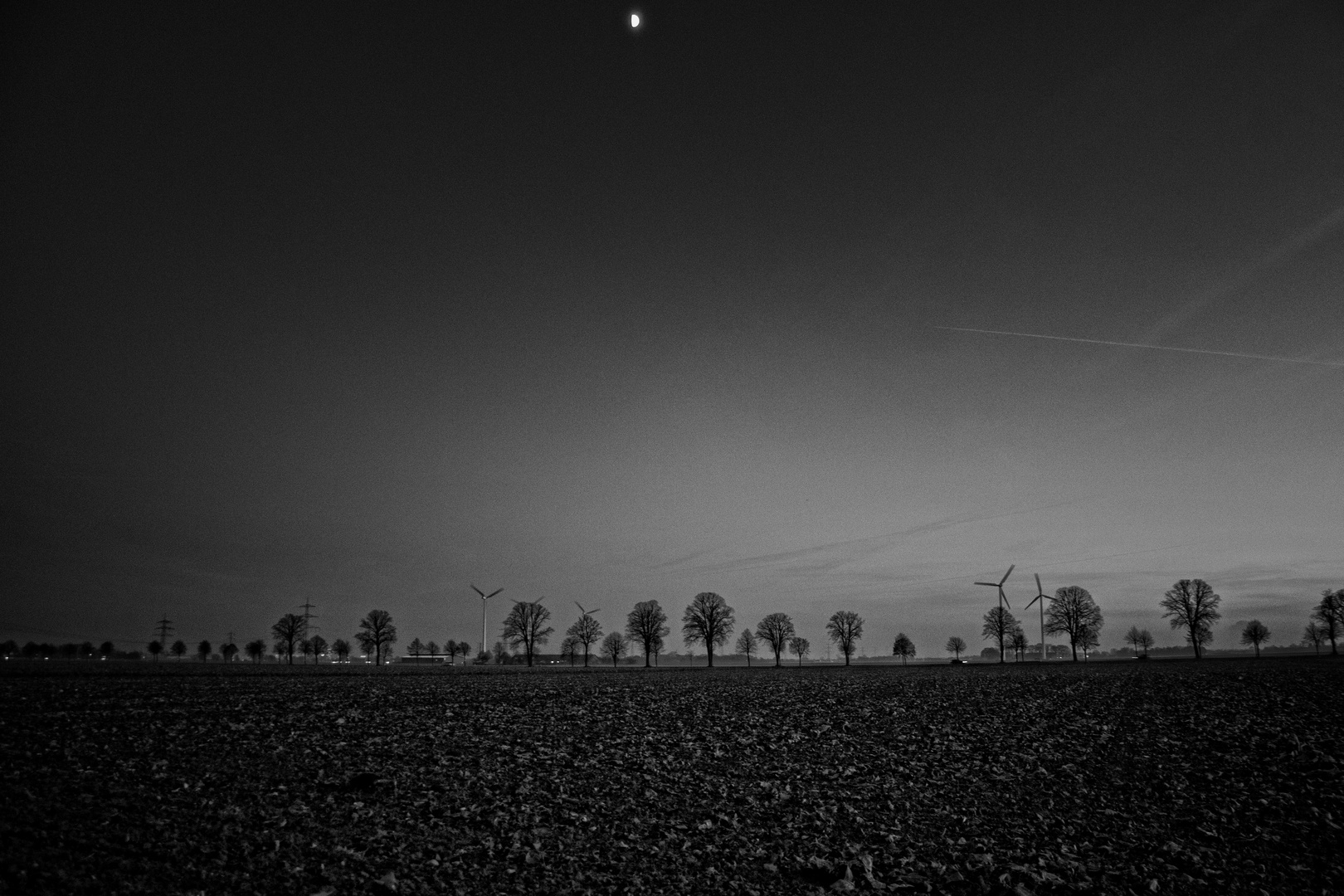 Landstraße mit Mond