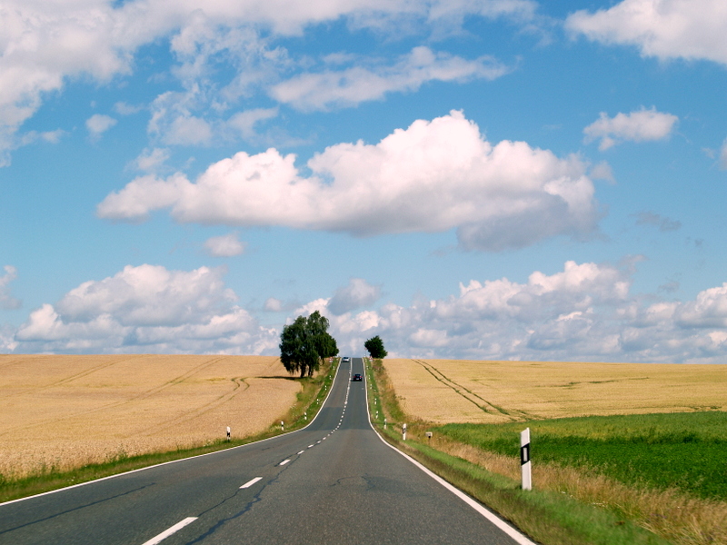 Landstrasse unter Sommerwolken