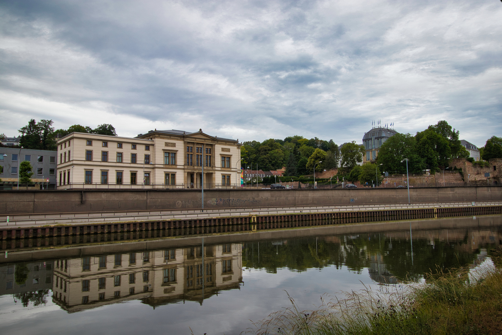 Landtag des Saarlands mit Saarbrücker Schoss im Hintergrund.