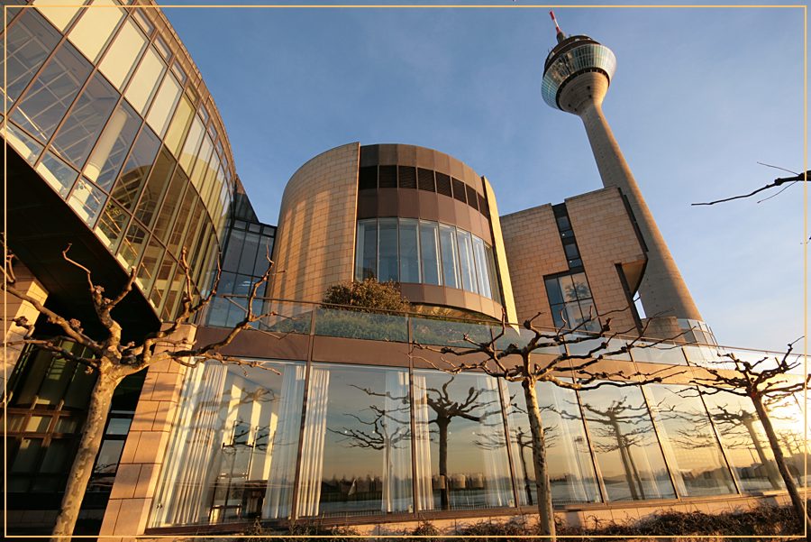 Landtag NRW mit Rheinturmdeko