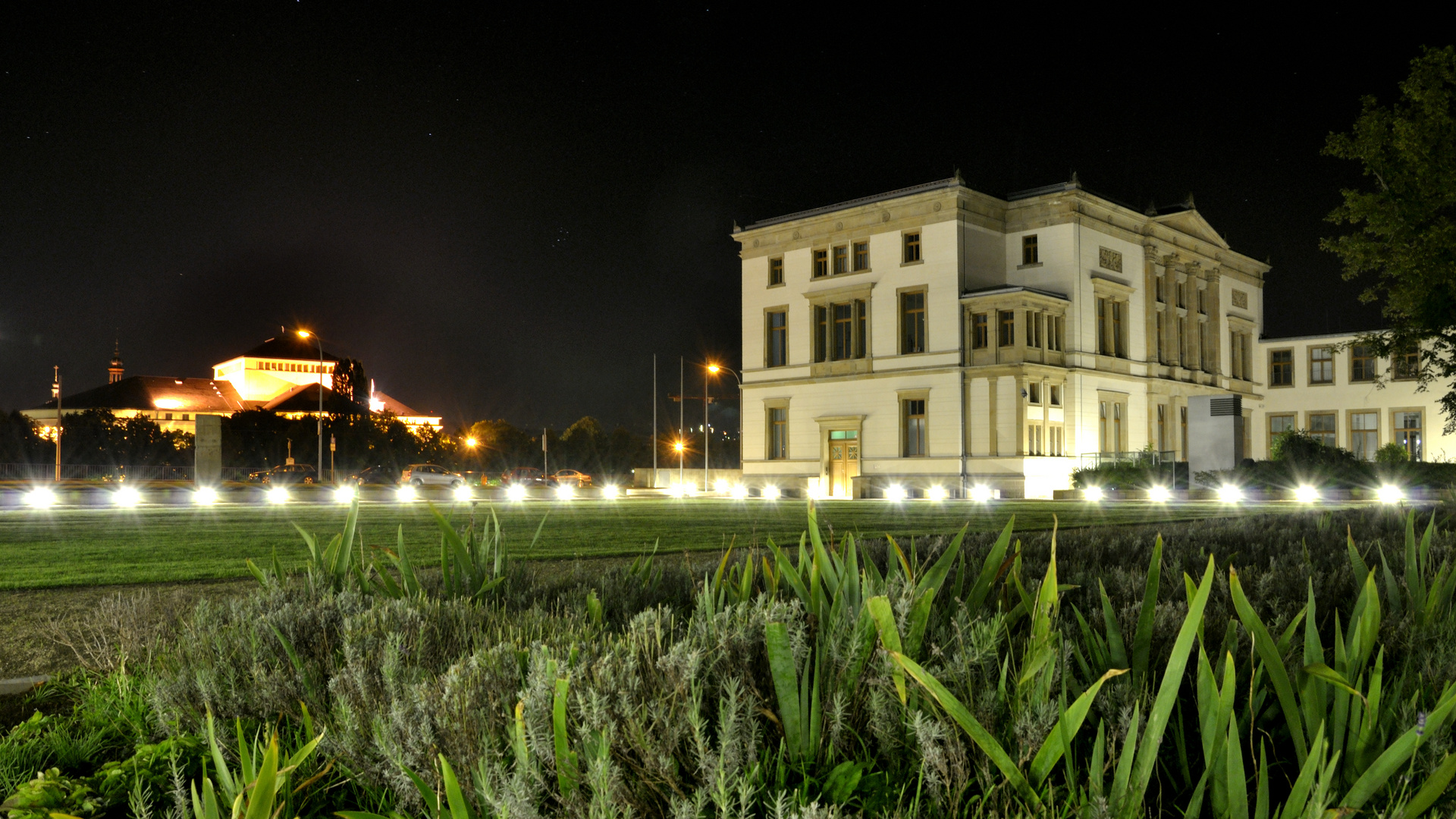 Landtag Saarbrücken mit Blick auf das Staatstheater