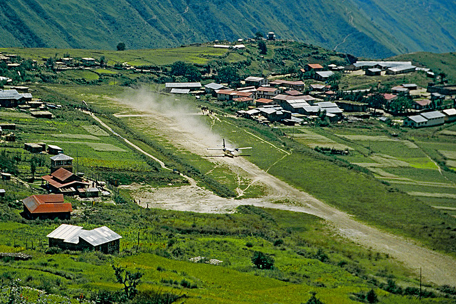 Landung in Simikot / Distrikt Humla