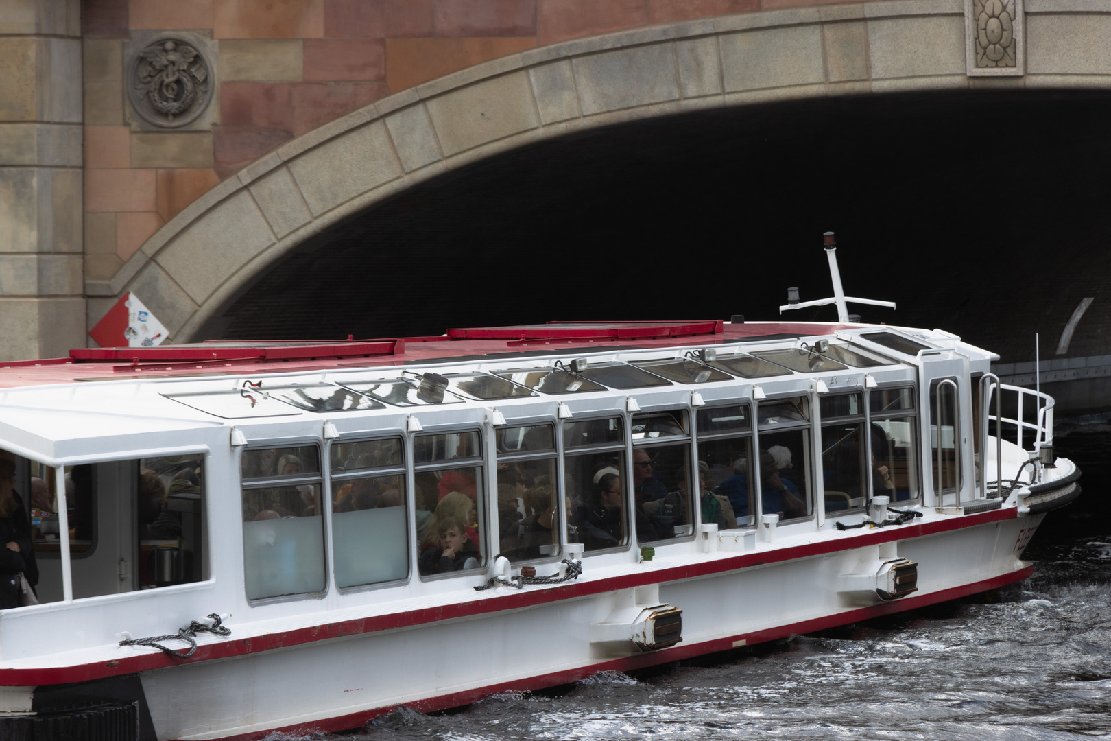 Landungsboot mit geldbewaffneten Besatzern