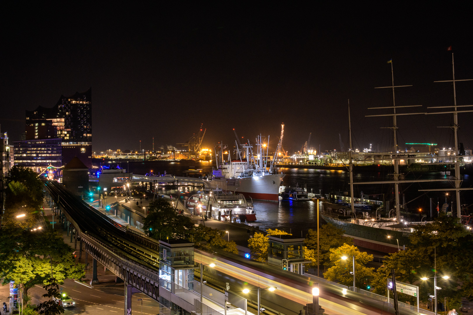 Landungsbrücke abends