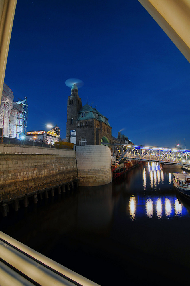 Landungsbrücke: einer wacht immer