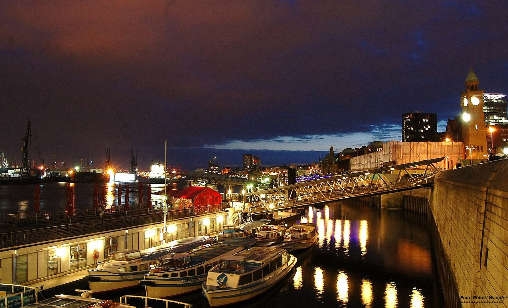 Landungsbrücke ( Hafen) in Hamburg