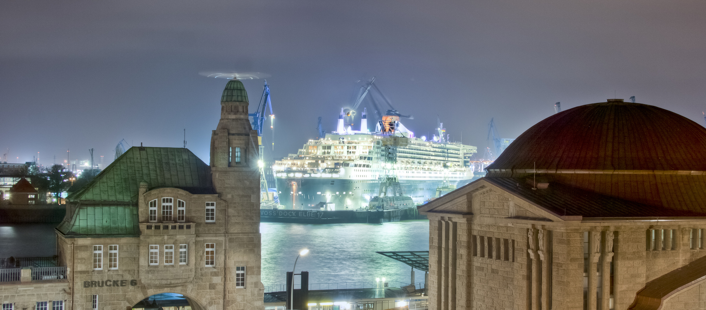 Landungsbrücke mit Queen Mary 2