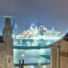 Landungsbrücke mit Queen Mary 2