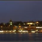 Landungsbrücke zur blauen Stunde