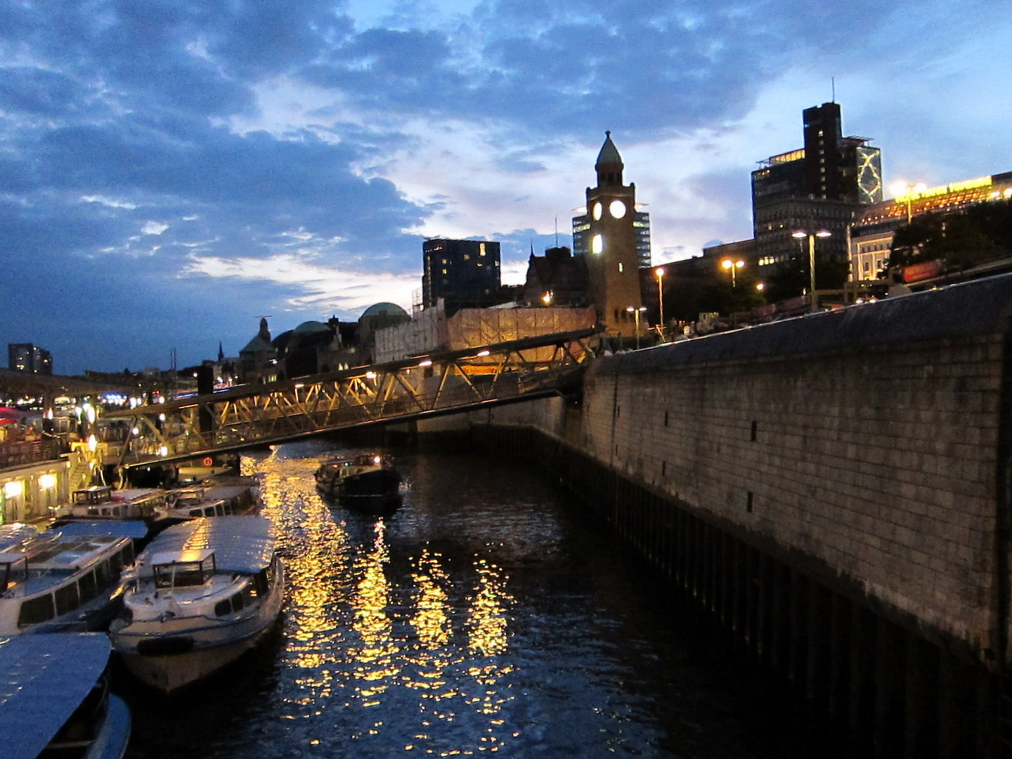 Landungsbrücken am Abend